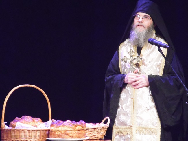 Atanáz püspök pászkát szentel