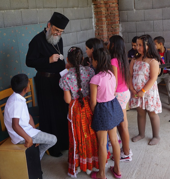 gyerekek Atanáz püspökkel