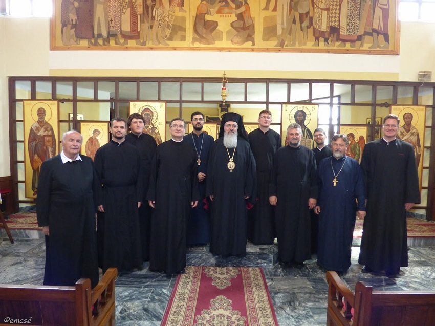 csoportkép a püspökkel