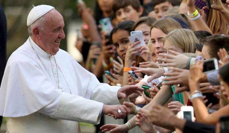 Ferenc pápa az ifjúsággal fog kezet