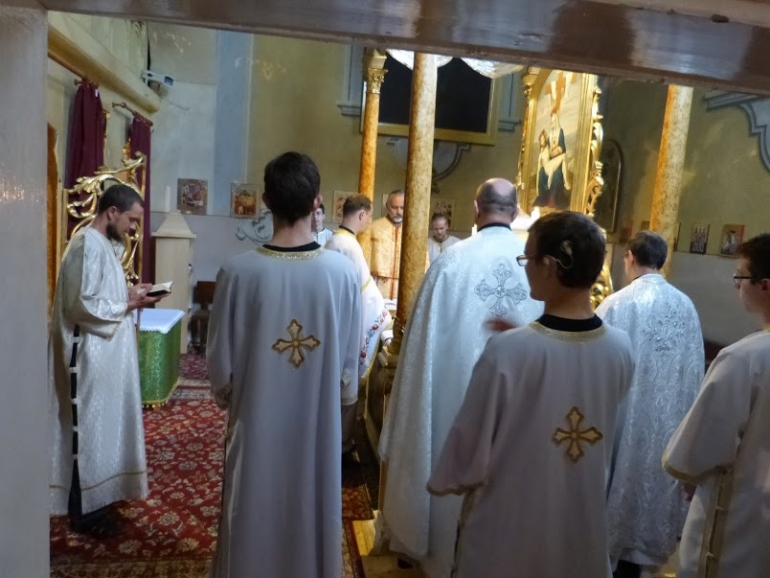 papok és ministránsok az oltár körül