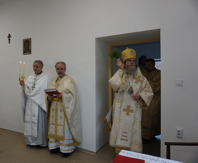 Atanáz püspök házat szentel