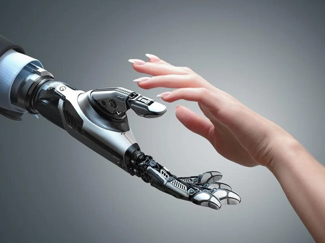 robot kezet fog emberrel