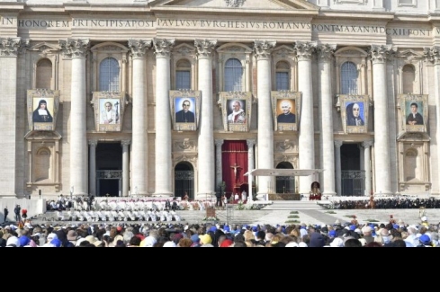 A Szent Péter bazilika az immár hét szent arcképével   (Vatican Media)