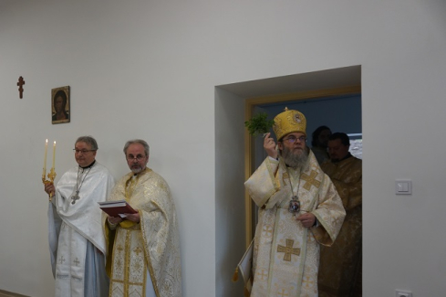 Atanáz püspök házat szentel