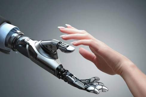 robot kezet fog emberrel
