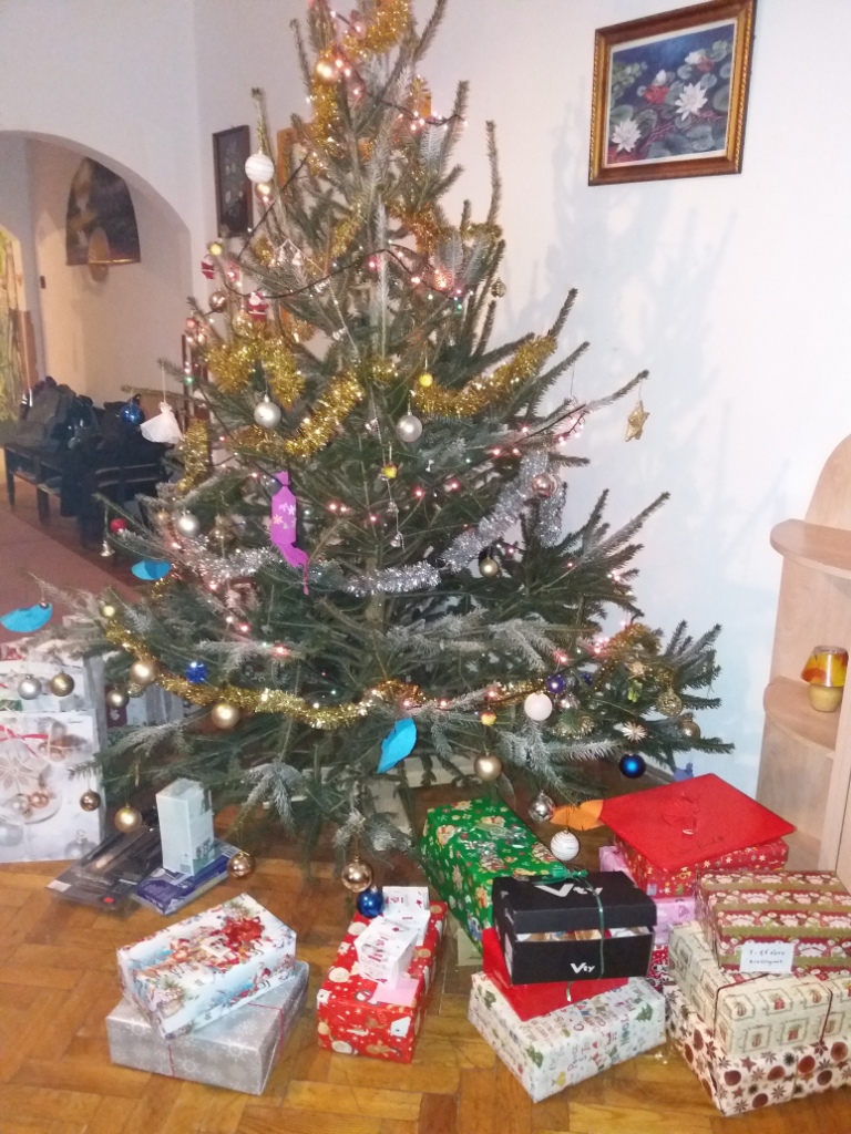 karácsonyfa ajándékokkal