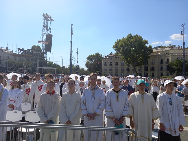 minsitránsok a pápai mise előtt