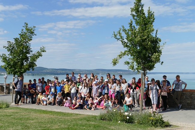 csoportkép a Balaton partján
