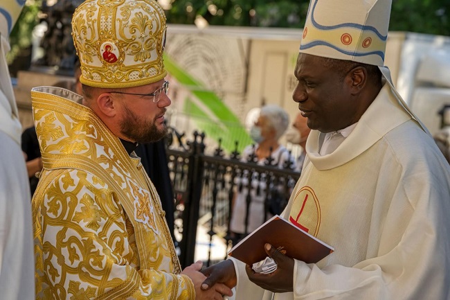 püspökök kézfogása
