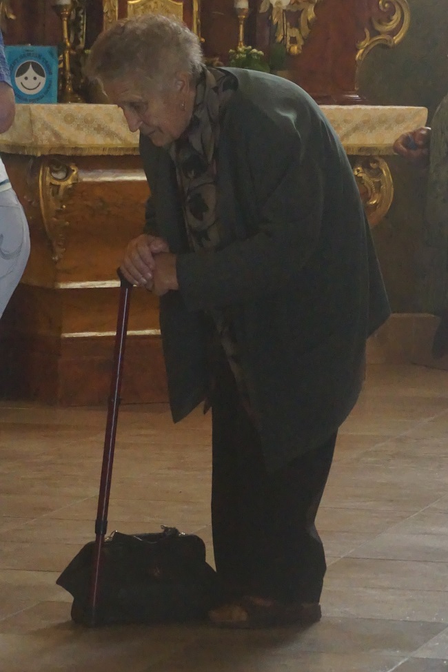 idős asszony a templomban