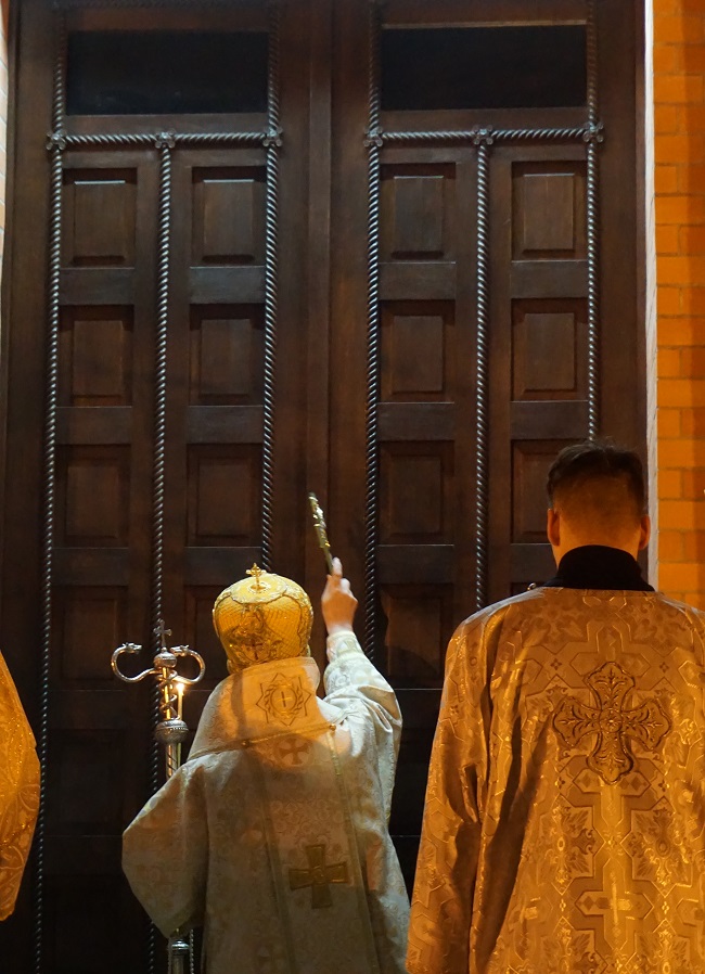 Atanáz püspök az ajtónál
