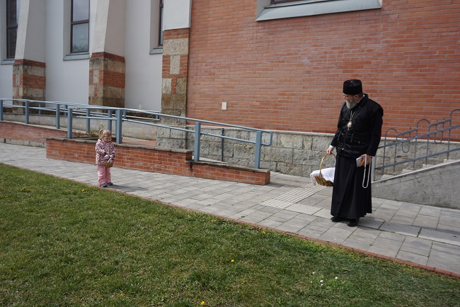 Atanáz püspök és egy gyermek a templom udvarán