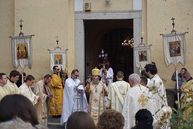 Atanáz püspök áldást ad