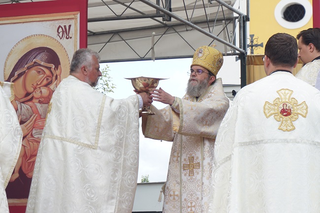 Géza atya, Atanáz püspök