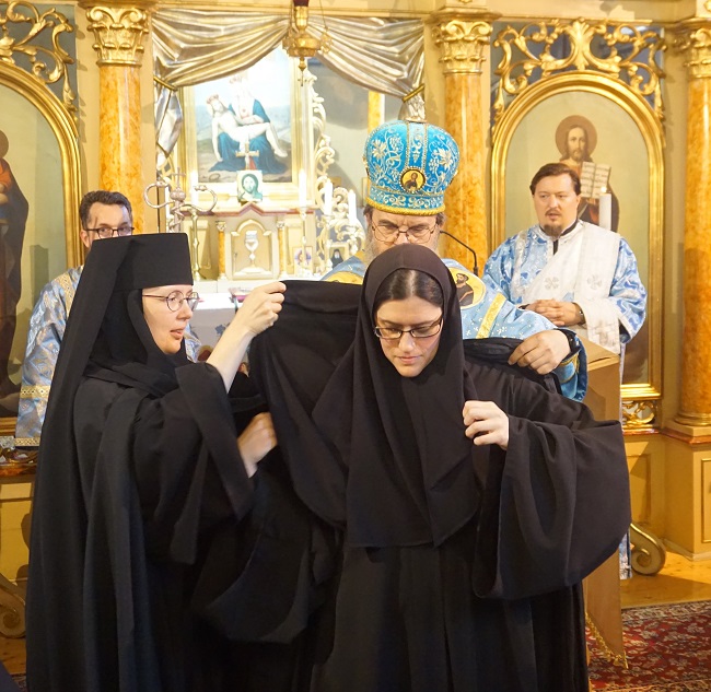 Krisztina nővér és Atanáz püspök "öltözteti" Anna nővért