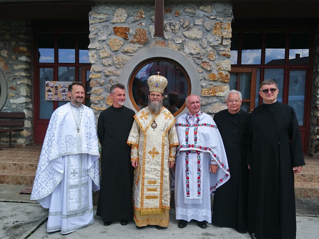 papok, középen a püspök