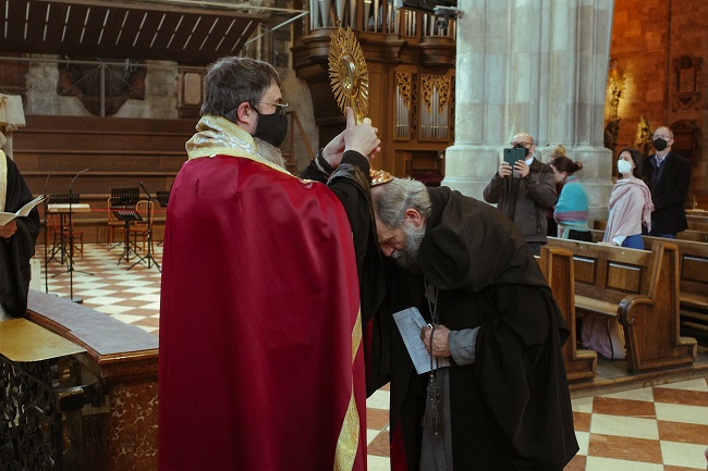Atanáz püspök áldást ad