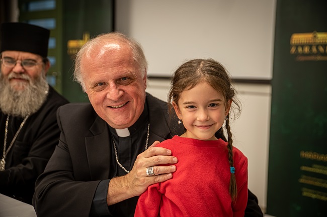 Wallace érsek és egy kislány, a háttérben Atanáz püspök