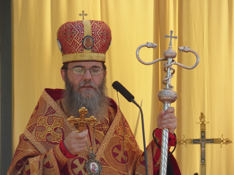 Atanáz püspök keresztet tart a kezében