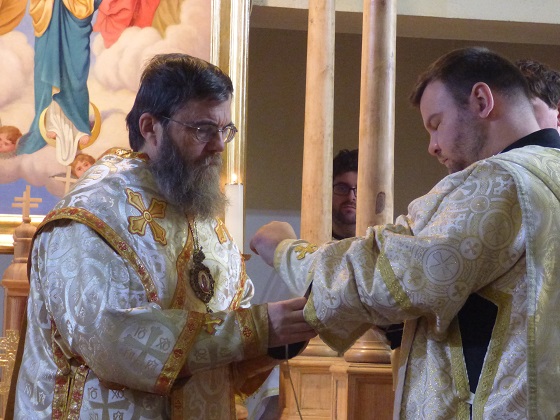 Atanáz püspök a kézelőt teszi föl a diakónusra