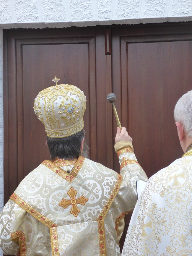 AZ ajtót szenteli a püspök