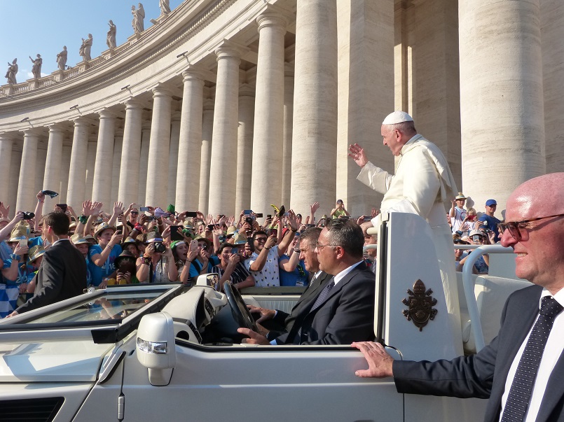Ferenc pápa, a háttérben a minsitránsok