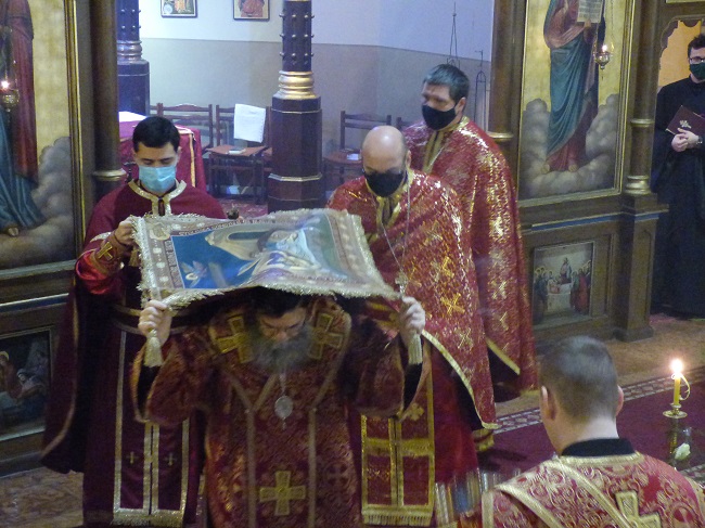 Atanáz püspök viszi a leplet