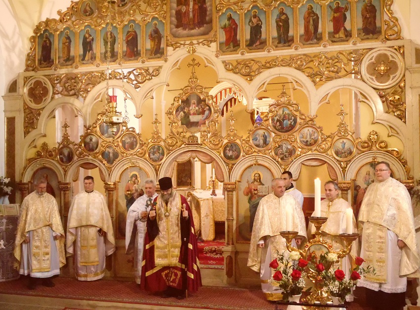 lelkipásztorok és a püspök az ikonosztázion előtt
