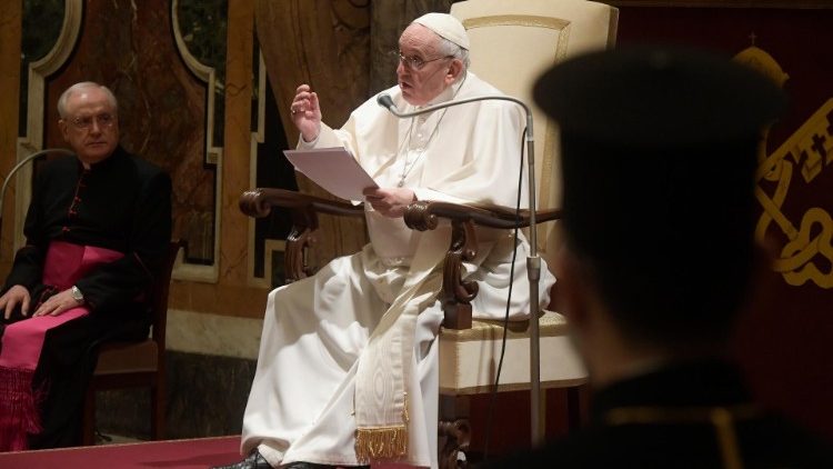 A pápa beszédet intéz a résztvevőkhöz A pápa beszédet intéz a résztvevőkhöz 