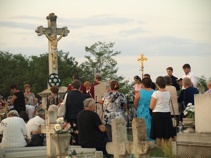 szertartáson a temetőben