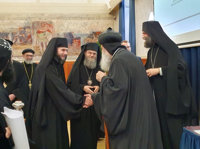 Ábel és Atanáz püspökök köszöntik a keleti püspököket