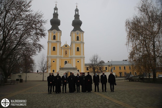 csoportkép a templom  előtt