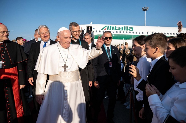 Ferenc pápa a reptéren