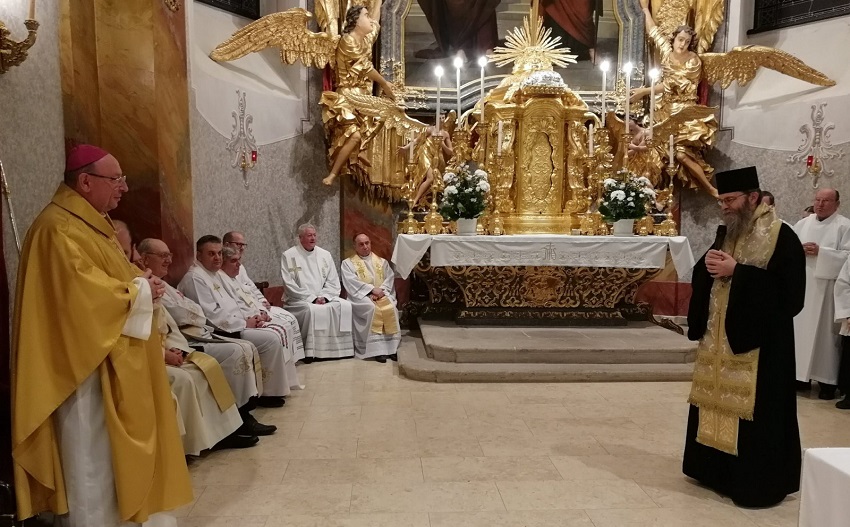 Atanáz püspök köszönti Palánki Ferencet