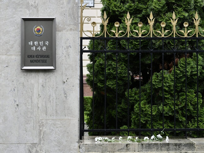 Virágok a dél-koreai nagykövetség kerítésénél az Andrássy úton