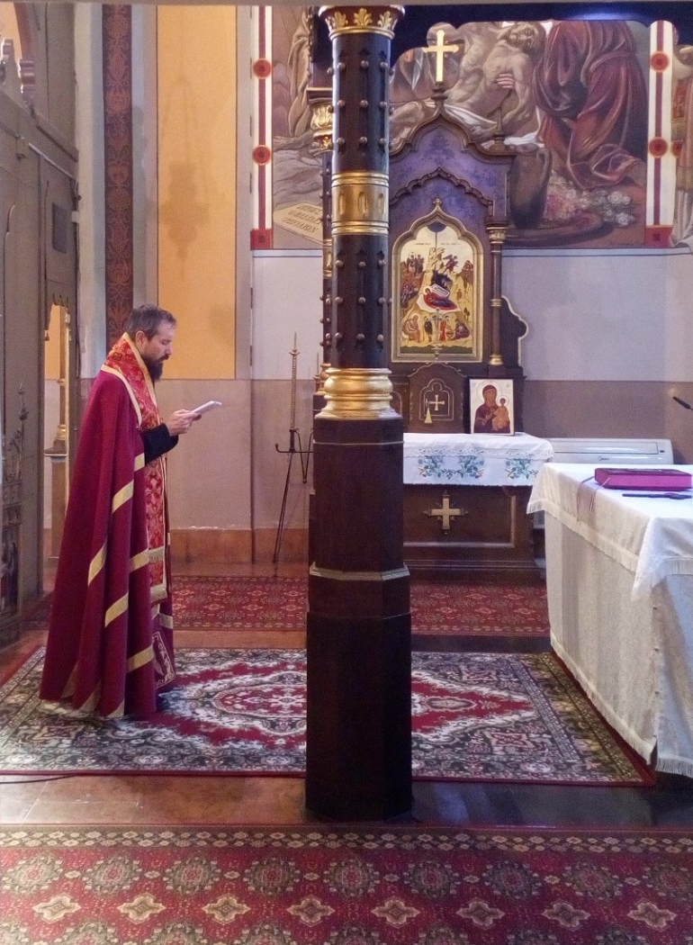 Milan püspök a szentélyben