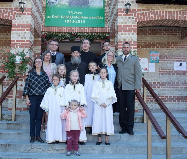 csoportkép a templom lépcsőjén püspök atyával