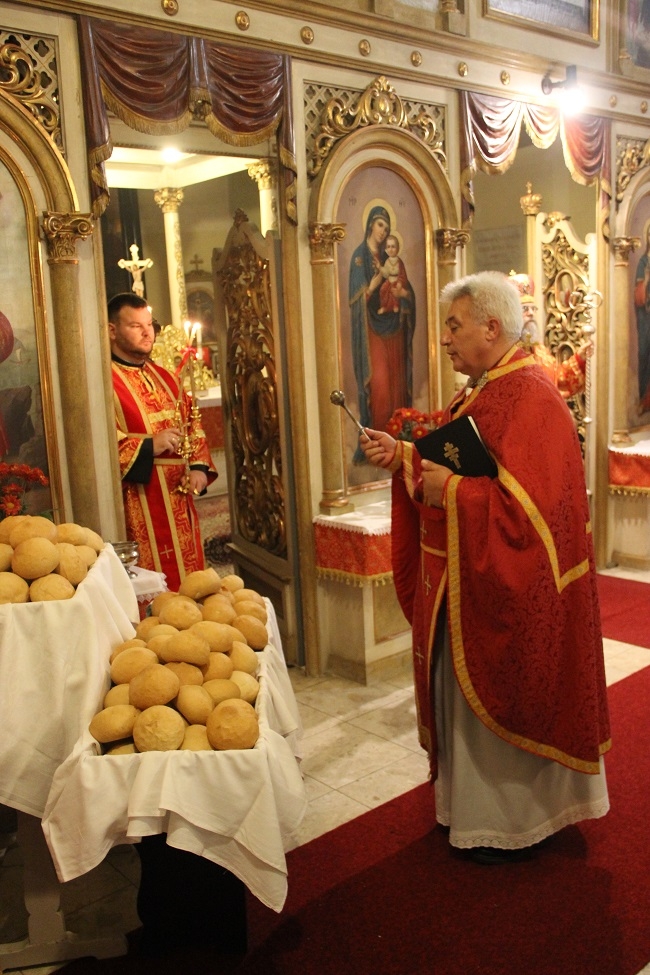 Páll Miklós atya megáldja a kenyereket