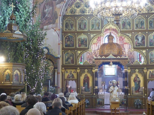 Székesegyház belseje, balról karácsonyfa, hívek Atanáz püspök az ambonon