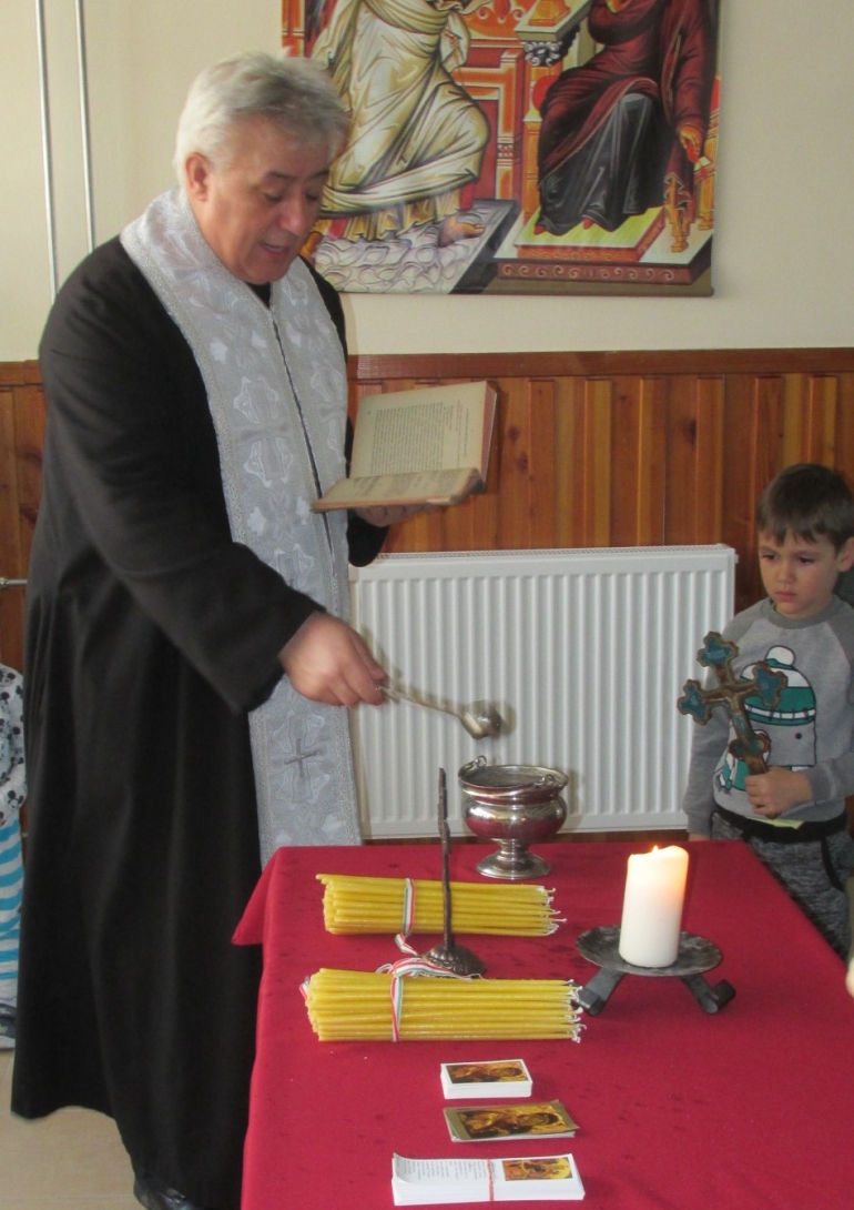 Páll Miklós atya gyertyákat szentel
