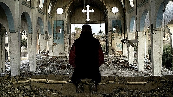 térdepelve imádkozó egy lerombolt templomban