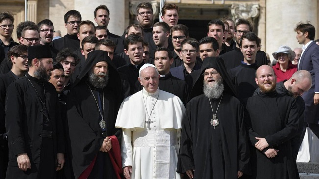 csoportkép a pápával