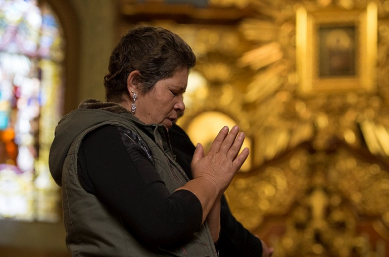 imádkozó nő