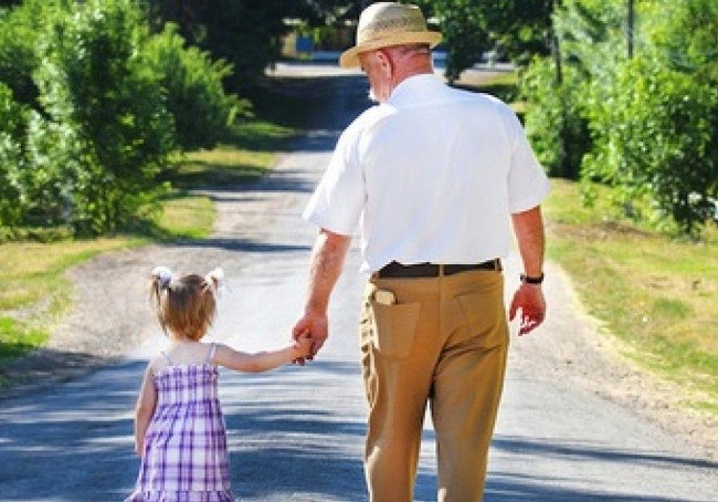 nagypapa. unoka kézenfogva sétál