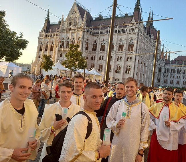 Béres Gábor atya és a minstránsok a Kossuth téren