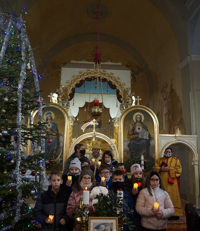 gyerekek, karácsonyfa, Atanáz püspök a templomban