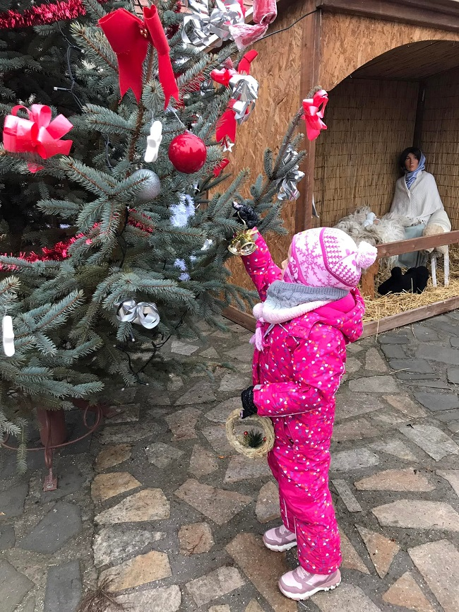 karácsonyfa díszítő gyerek