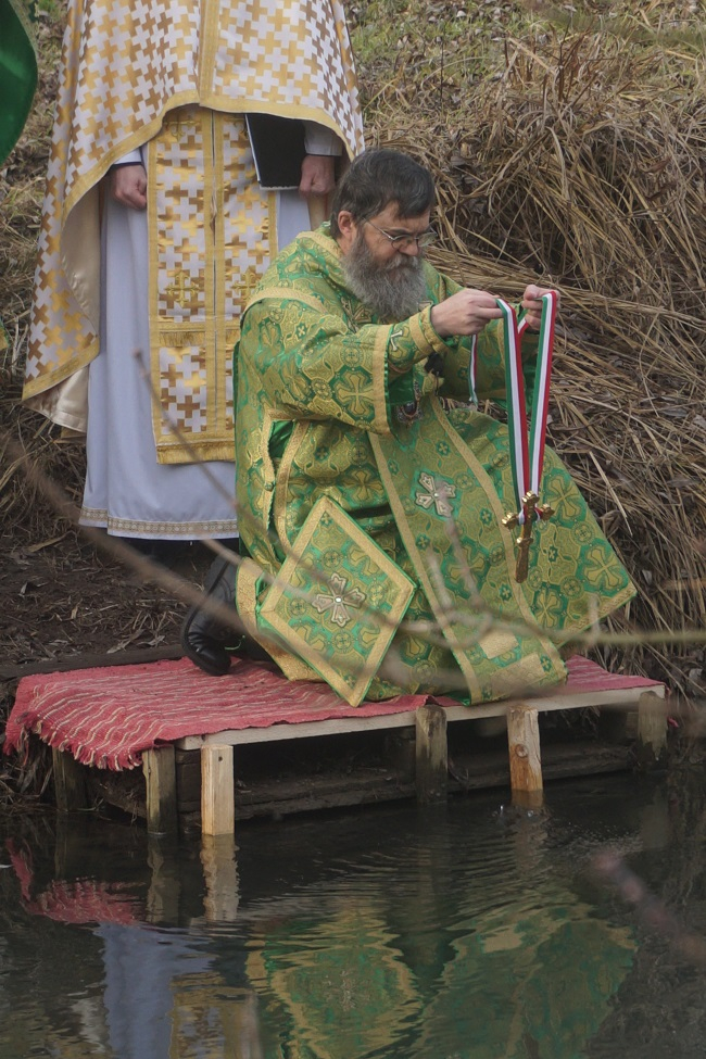 Atanáz püspök, folyóvíz partja, kereszt