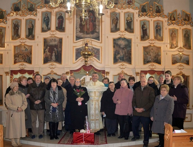 csoportkép a templomban